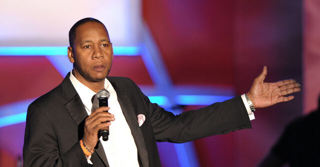 Hotel Employees Suspended After Comedian Mark Curry Accused Them of Racial Profiling - Vimarsana News