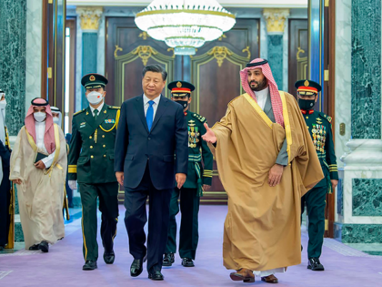 In this photo made available by Saudi Press Agency, SPA, Chinese President Xi Jinping, left, is greeted by Saudi Crown Prince and Prime Minister Mohammed bin Salman, after his arrival at Al Yamama Palace, in Riyadh, Saudi Arabia, Thursday, Dec. 8, 2022. (Saudi Press Agency via AP)