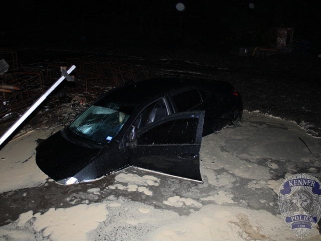PHOTOS: Louisiana Officers Rescue Three People from Sinking Car - Vimarsana News