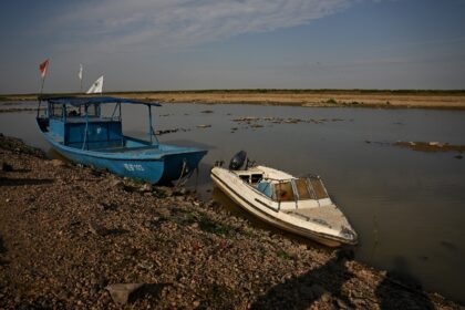 Chinese authorities have renewed controversial plans to dam the country's biggest freshwat