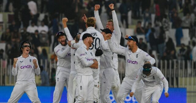 England Shine In Fading Light To Win First Pakistan Test - Breitbart