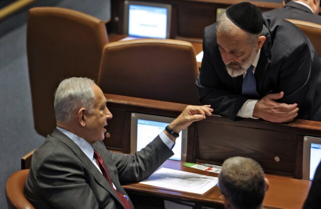 Israeli prime minister-designate Benjamin Netanyahu speaks with parliament member Aryeh De