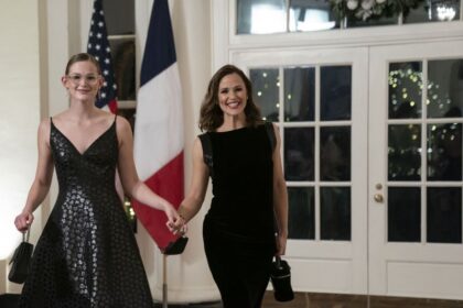 Jennifer Garner, lookalike daughter Violet attend White House State Dinner