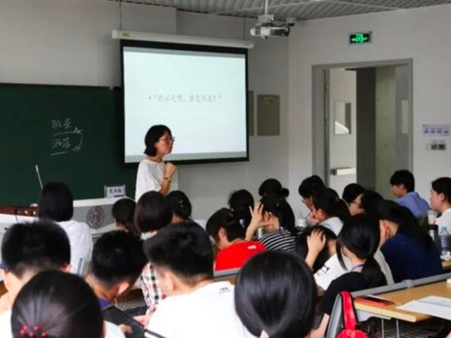 Wu Yanan, a lecturer at Nankai University in Tianjin, gives a lecture to students.