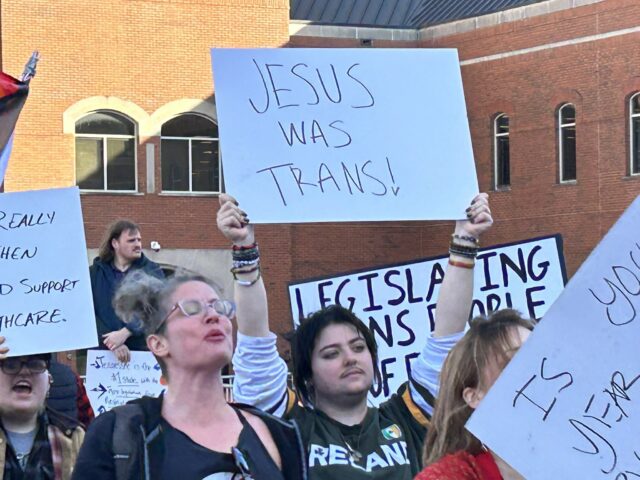Pro-Trans protesters in Murfreesboro, Tennessee. (Spencer Lindquist / Breitbart News).