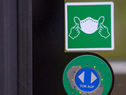 08 December 2022, Saxony-Anhalt, Magdeburg: A sticker on the door of a streetcar indicates the obligation to wear a mask. The Magdeburg public transport company (MVB) has begun removing notices about wearing a mask from the doors of its vehicles. In Saxony-Anhalt, the obligation to wear a mask in buses …