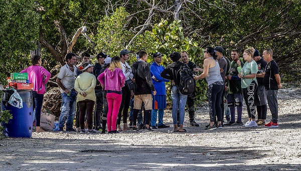 In scenes reminiscent of El Paso and Eagle Pass, Texas, Border Patrol agents in Florida prepare to process large groups of migrants. (Pedro Portal/Miami Herald/Tribune News Service via Getty Images)