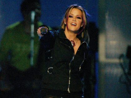 Lisa Marie Presley during VH1 Divas Duets: A Concert to Benefit the VH1 Save the Music Fou