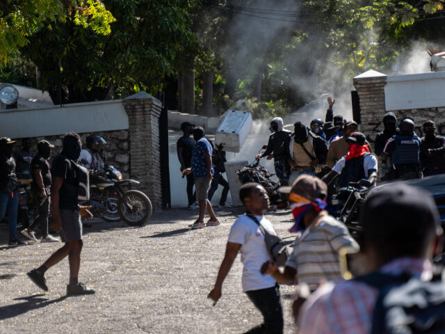 Police officers besiege the official home of the Prime Minister during a demonstration after the death of six police officers, in Port-au-Prince, Haiti, January 26, 2023. - The attacks, which left six officers dead, occurred on January 25 in the town of Liancourt, when officers had to repel four attacks …