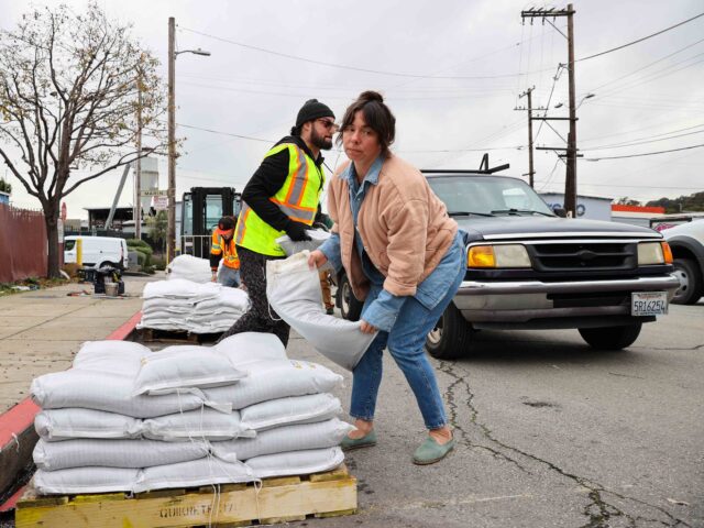 Sandbags San Francisco (Tayfun CoÅkun/Anadolu Agency via Getty)