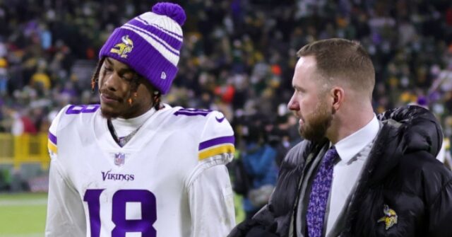 Vikings’ Justin Jefferson Hits Ref in the Back with Helmet During Frustrating Loss Vikings’ Justin Jefferson Hits Ref in the Back with Helmet During Frustrating Loss