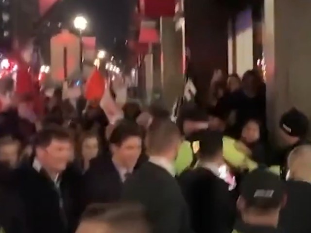 Protesters Surround Justin Trudeau Shouting 'Tyrant' and 'Traitor' - Vimarsana News
