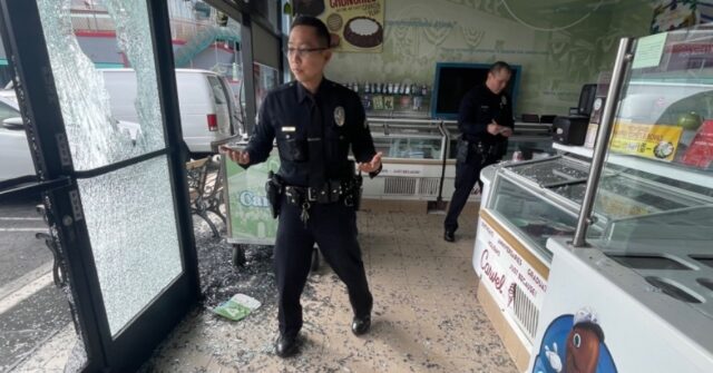 Good Samaritan Repairs L.A. Ice Cream Shop After It Was Vandalized - Vimarsana News