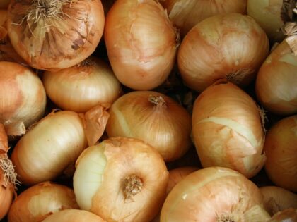 Filipinos visiting the United Arab Emirates (UAE) are packing their suitcases with an unusual souvenir: onions. Filipino cooking uses a lot of onions, and inflation is making them unaffordable back home, but the UAE sells them for a fraction of the price.