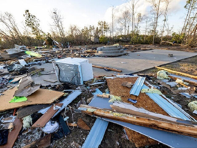 Lo único que queda de una casa ubicada en County Road 43 son los cimientos luego del paso de un tornado, el jueves 12 de enero de 2023, en Prattville, Alabama. (AP Foto/Vasha Hunt)