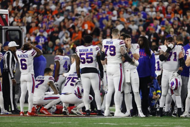 Buffalo Bills players reacted to the on-field collapse of teammate Damar Hamlin during an