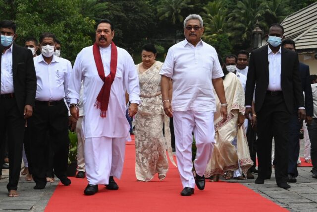 Sri Lankan ex-presidents Gotabaya (R) and Mahinda (L) Rajapakse have been barred from ente