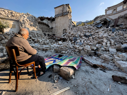 Turkish citizen Mehmet Ismet prays in front the rubble of the historic Habib Najjar mosque