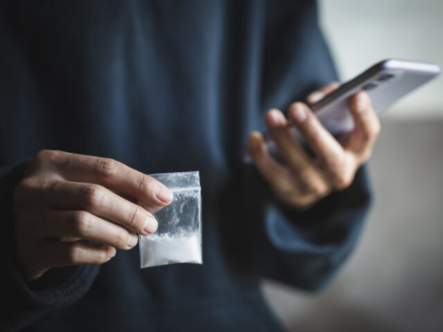 Drug dealers use the phone to contact the customer, drug trafficking, crime, addiction and