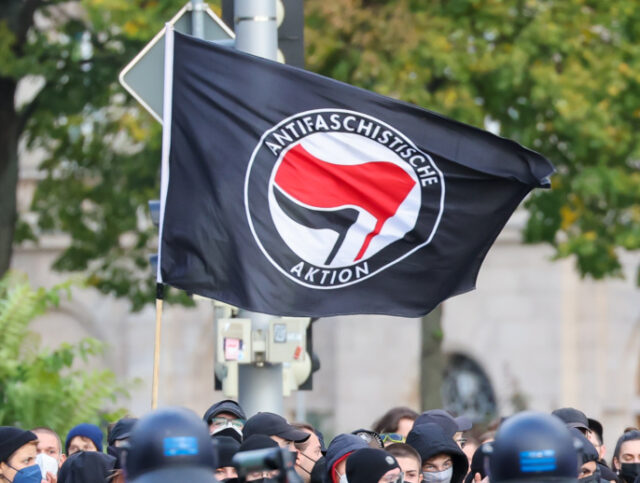 03 October 2022, Saxony, Leipzig: Left-wing counter-demonstrators from the alliance "