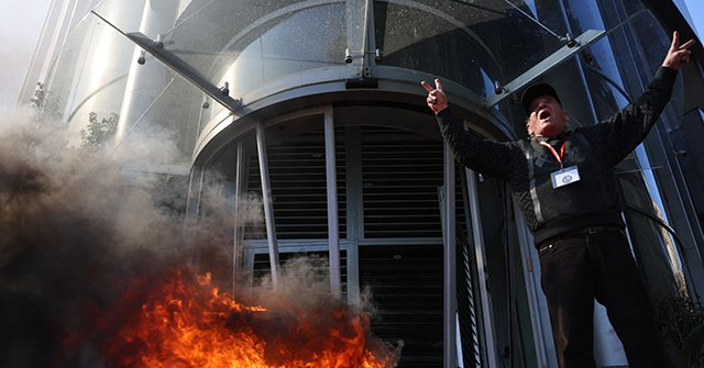 NextImg:Angry Lebanese Protesters Smash Banks and Block Roads in Beirut