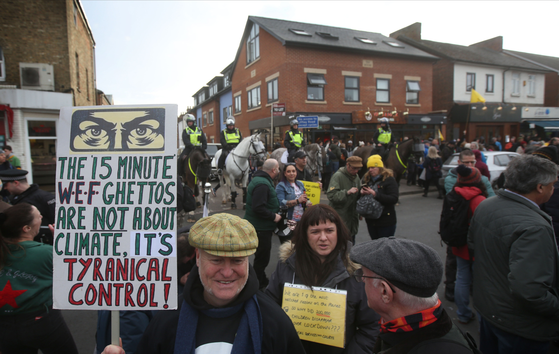 OXFORD, ANGLIE - 18. února: Demonstranti se shromažďují na Broad Street, aby demonstrovali proti 15minutovým městům a poslouchali projevy 18. února 2023 v Oxfordu v Anglii. Koncept 15minutových měst naznačuje, že všechny služby, vybavení, práce a volný čas jsou přístupné 15-20 minut chůze nebo na kole od předních dveří osoby. Protestující argumentují tím, že opatření vytvoří ghetta v oblastech a omezí jejich svobodu pohybu, jak chtějí. Jízdy autem budou omezeny v určitou denní dobu a budou kontrolovány kamerami pro rozpoznávání poznávacích značek (ANPR) a pokutami. (Foto: Martin Pope / Getty Images)