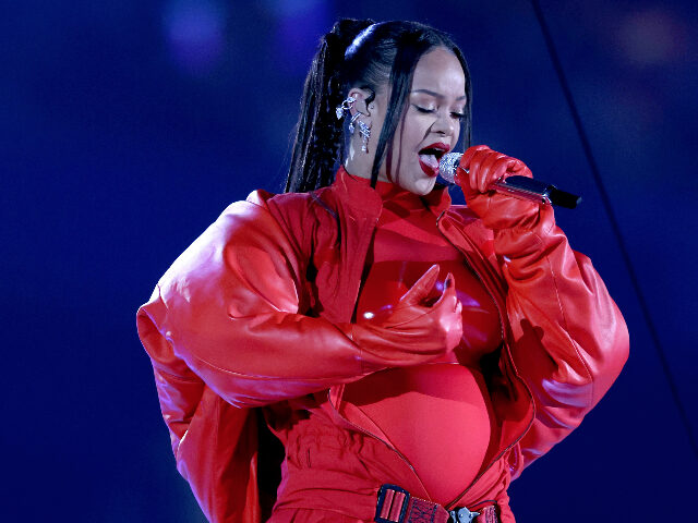 GLENDALE, ARIZONA - FEBRUARY 12: Rihanna performs onstage during the Apple Music Super Bow