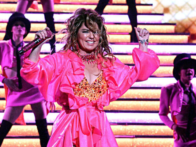 LOS ANGELES, CALIFORNIA - NOVEMBER 24: Shania Twain performs onstage during the 2019 Ameri