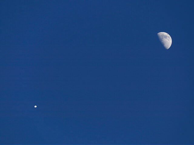 France. Seine et Marne. A visual proximity between the Moon (on the right) and a weather balloon (down on the left) during the Covid-19 shutdown. Indeed, because of the shutdown, weather forecast is less effective and needs to send balloons several times per a day. This weather balloon was sent …