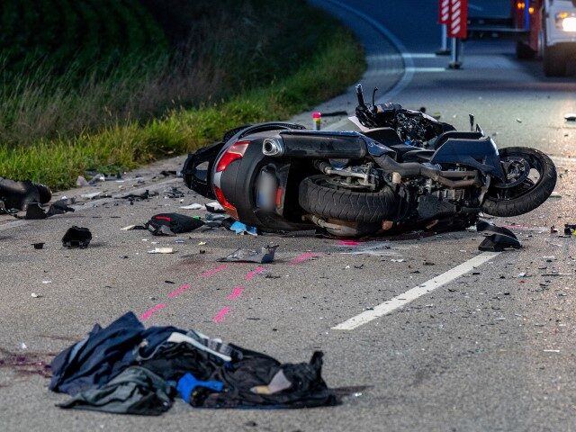 One dead in accident between motorcycle group and car 03 October 2022, Bavaria, Geiselhöring: A completely destroyed motorcycle lies on a road. In an accident between a car and a group of motorcyclists, one of the bikers died. A second motorcyclist had been taken to hospital seriously injured. Photo: Armin …