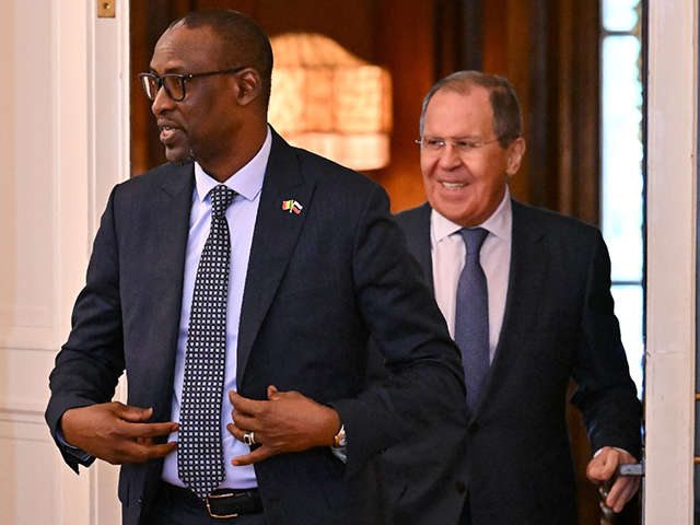 Russian Foreign Minister Sergei Lavrov (right) and his Malian counterpart Abdoulaye Diop m