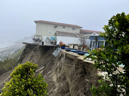 Esta imagen facilitada por la Autoridad de Bomberos del condado Orange muestra viviendas que fueron desalojadas debido a un deslizamiento de tierra en el acantilado en el que se encuentran, el miércoles 15 de marzo de 2023, en San José, California. (Autoridad de Bomberos del Condado Orange vía AP)
