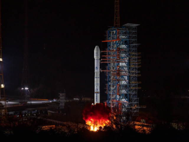A Long March-3B carrier rocket carrying the "ChinaSat 26" satellite blasts off f