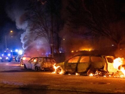 Burning cars are pictured on April 18, 2022 near Rosengard in Malmo. - Plans by a far-right group to publicly burn copies of the Koran sparked violent clashes with counter-demonstrators for the third day running in Sweden, police said on April 17, 2022. - Sweden OUT (Photo by Johan NILSSON …