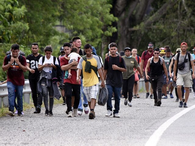 Venezuelan migrants walk to Tapachula from Huixtla, Chiapas state, Mexico, on October 14, 2022. - A caravan of some 1,000 Venezuelans advanced this Friday through the Mexican state of Chiapas (southeast) in the hope of reaching the United States despite the new immigration policy that requires them to arrive legally …