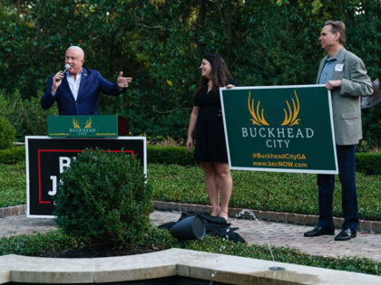 CEO of the Buckhead City Committee, Bill White, unveils new Buckhead City signage at a Republican candidate for Lieutenant Governor Burt Jones fundraiser at a home iin the residential district of Buckhead in Atlanta, Georgia, on October 13, 2022. - The committee, a volunteer group of Buckhead residents, business owners …