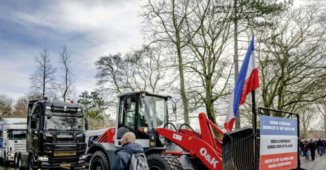 NextImg:PICS: Farmers Defy Tractor Ban, Protest Green Agenda at Dutch Capitol