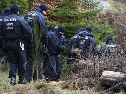 14 March 2023, North Rhine-Westphalia, Freudenberg: Police officers are searching for furt