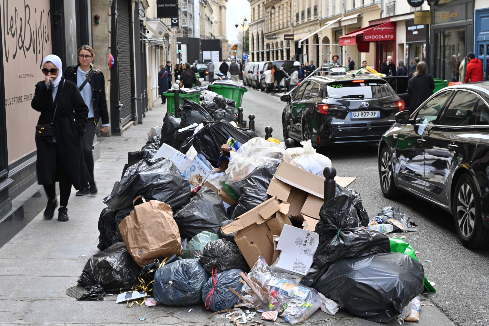 PARIS, FRANCE - MARCH 17: Garbage cans overflowing with trash on the streets as collectors continue their strike in Paris, France on March 17, 2023. Garbage collectors have joined the massive strikes throughout France against pension reform plans. (Photo by Mustafa Yalcin/Anadolu Agency via Getty Images)