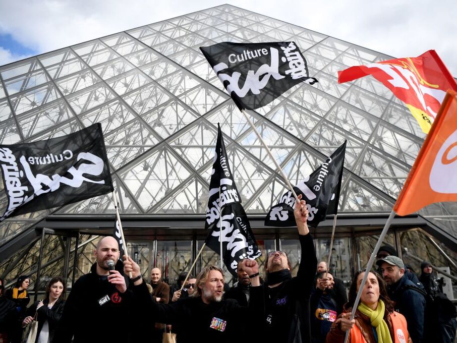 Paris Louvre Blockaded by Staff Striking Against Macron Reforms - Vimarsana News