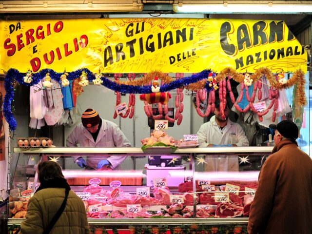 A butcher shops in a Rome market on December 31, 2011. It will be a bitter New Year's for Italian families, at midnight on January 1, 2012 increases will be triggered. 4.9% for light, 2.7 for gas, 3.1% for highways. A first blow, which add up to the other increases …