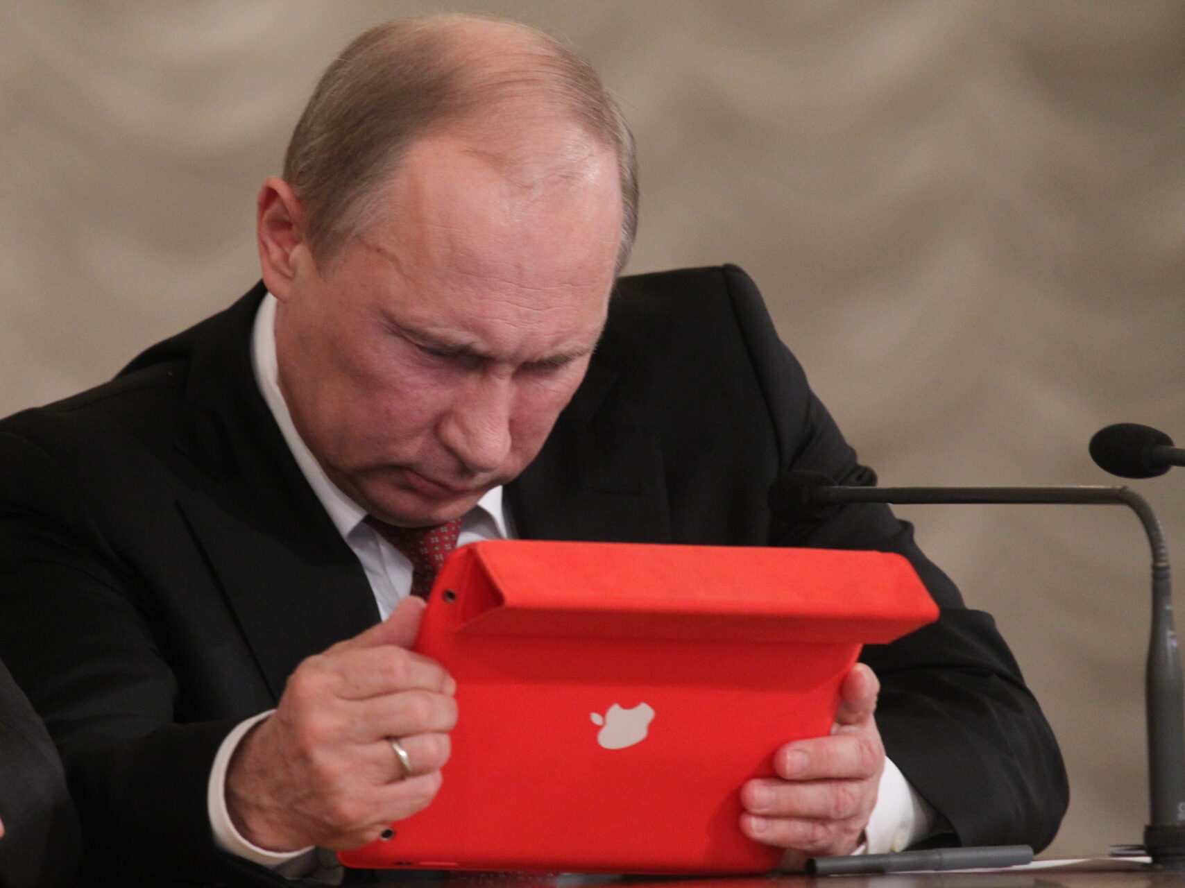 Путин с планшетом