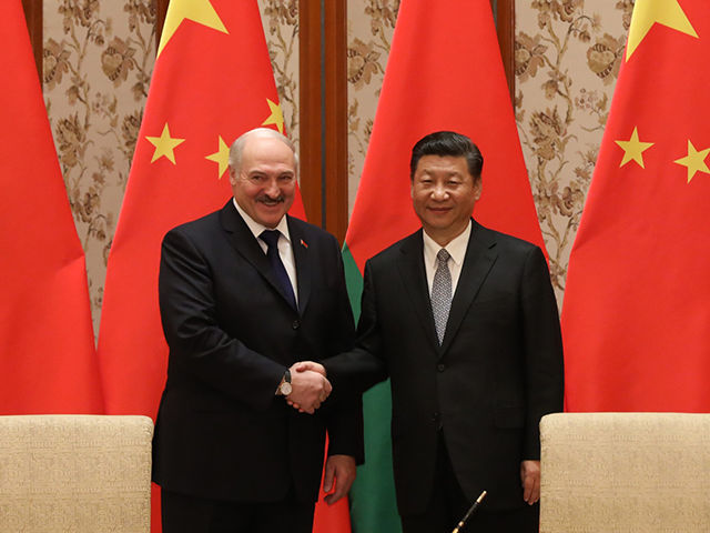 Belarus President Alexander Lukashenko (L) and Chinese President Xi Jinping (R) shakes han