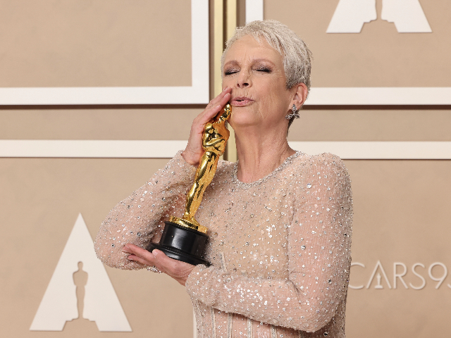 Jamie Lee Curtis Gives Her Oscar 'They/Them' Pronouns to Honor Transgender 'Daughter' Ruby - Vimarsana News