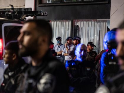 01 March 2023, Israel, Tel Aviv: Israeli security service and police stand guard outside a hair Salon, where Sara Netanyahu, wife of Israeli Prime Minister Benjamin Netanyahu, was trapped after hundreds of protesters gathered outside during a protest against the government's planned overhaul of the legal system. Photo: Ilia Yefimovich/dpa …