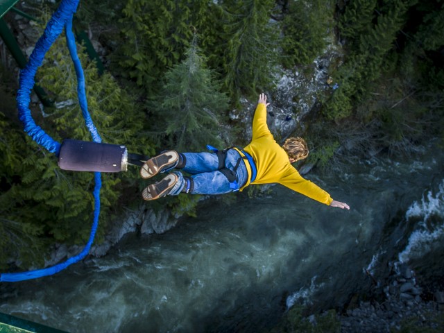 WATCH: Thrill-Seeker Survives Plunge When Bungee Cord Snaps - Vimarsana News