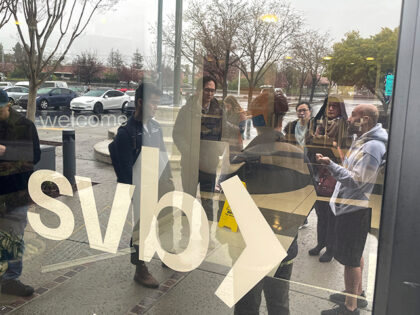 People line up outside of the shuttered Silicon Valley Bank (SVB) headquarters on March 10, 2023, in Santa Clara, California. (Justin Sullivan/Getty Images)