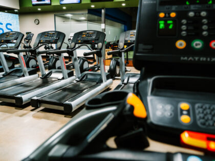 Treadmills in gym (Unsplash/Ryan-de-Hamer)