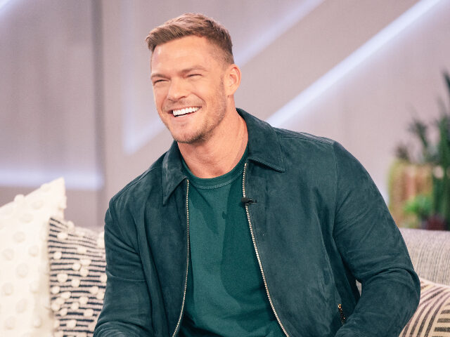 THE KELLY CLARKSON SHOW -- Episode 1099 -- Pictured: Alan Ritchson -- (Photo by: Weiss Eub