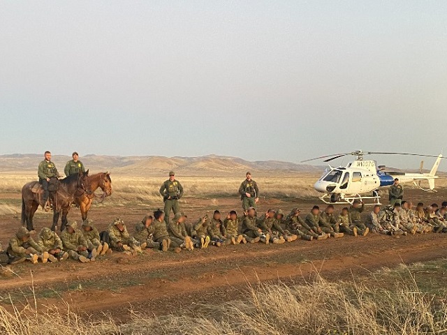 38 Camo-Wearing Migrants Found in Arizona 19 Miles North of Mexican Border - Vimarsana News